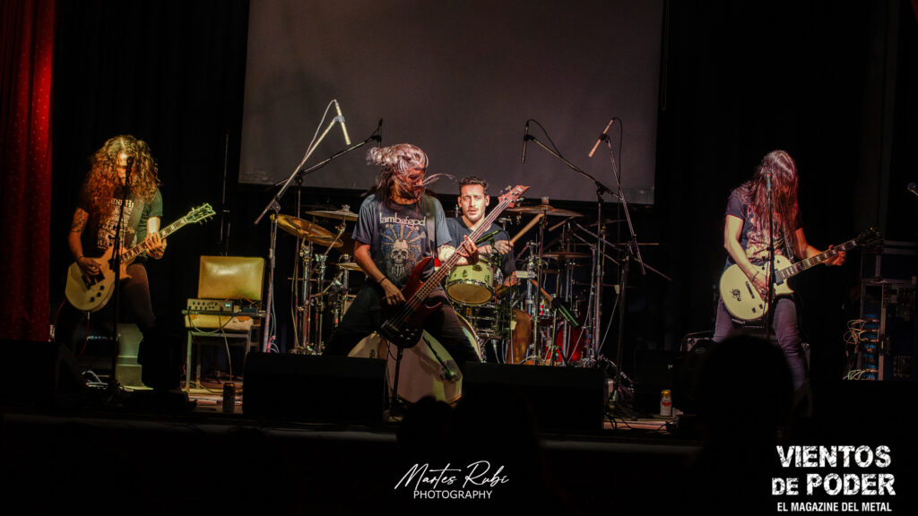 Against se presentó junto Darkane